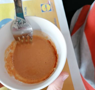 Schale mit organger Ostereifarbe