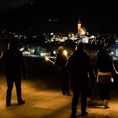 Dorfrunde im Fackelschein