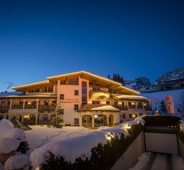 Panoramahotel bei Nacht - Winter