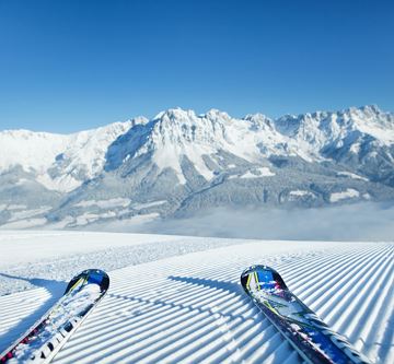 Wilder-Kaiser_frisch-gewalzte-Piste-mit-Blick-zum-