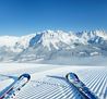 Wilder-Kaiser_frisch-gewalzte-Piste-mit-Blick-zum-