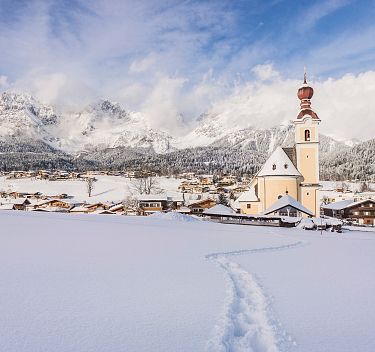 Kirchplatz und Gasthof Wilder Kaiser