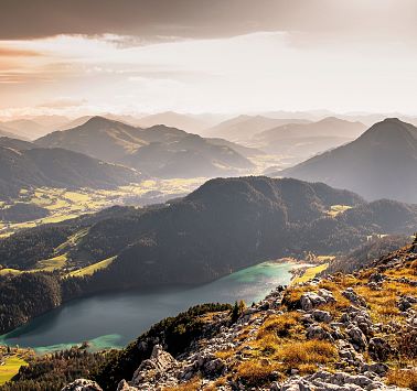 Luftaufnahme von Bergsee inmitten von Bergkulisse