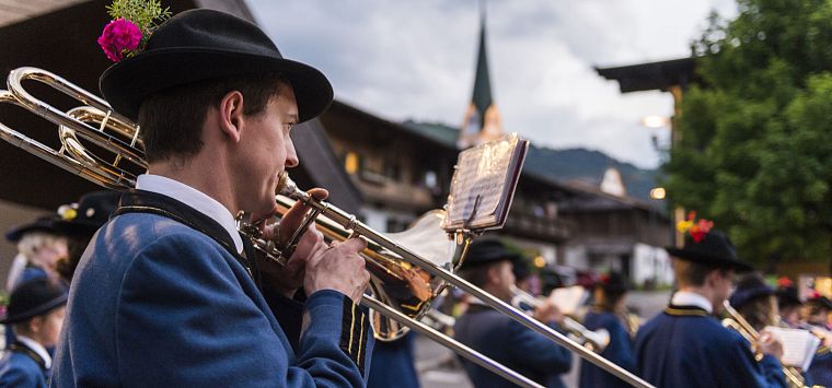 Nahaufnahme eines Musikantens mit Posaune