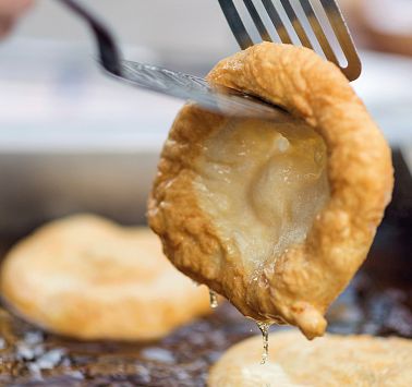 Etwas zu Essen wird mit Besteck angehoben